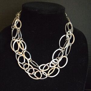 Daisy Fuentes Vintage  Silver Color Interlocking Circle Necklace. Perfect!